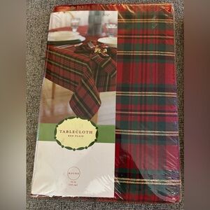 NWT-Holiday Tablecloth-Round
